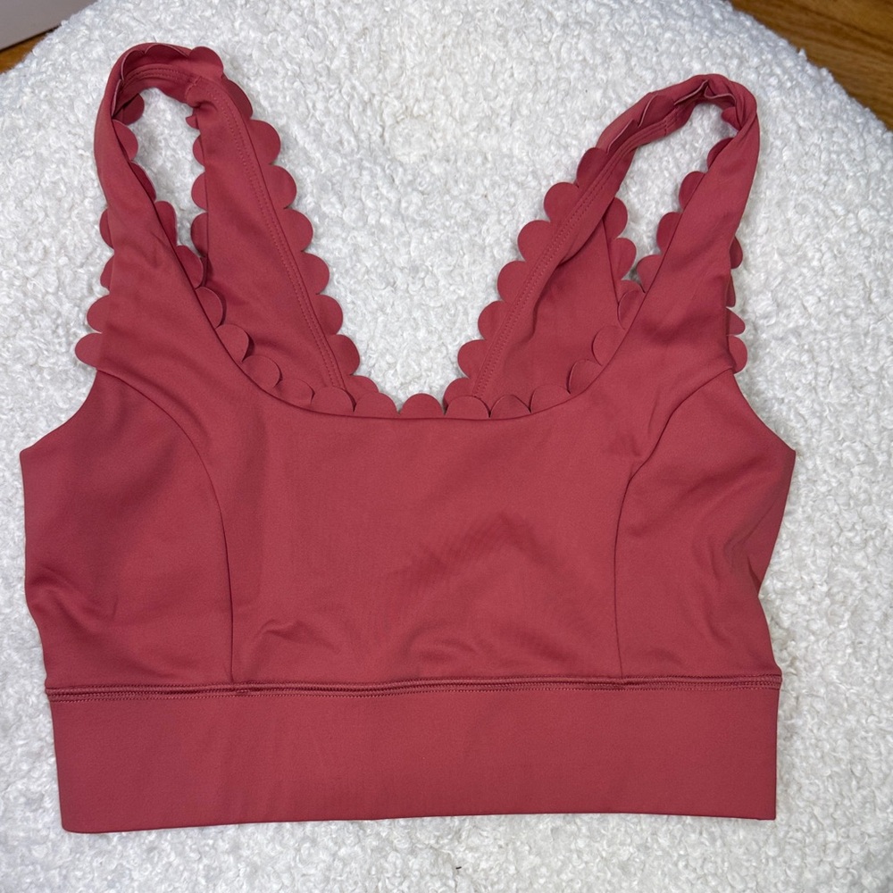 Elegant Scalloped Edge Sports Bra in Rose